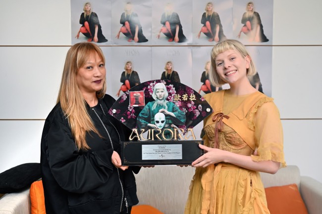 中国成挪威女歌手AURORA欧若拉新专辑最热卖市场