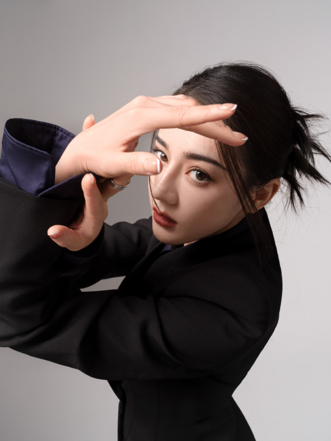 迪丽热巴黑色西装套装造型释出 今天是酷巴啊!