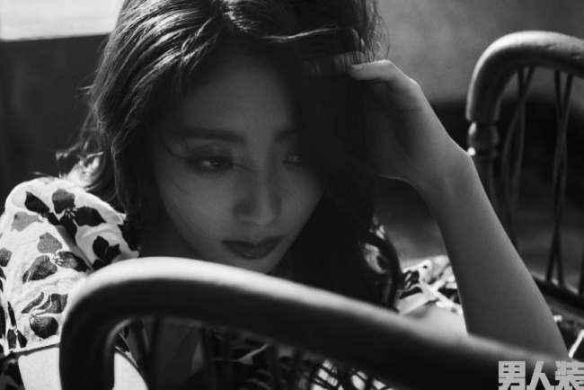 邢菲男人装三月刊封面释出 大秀美背