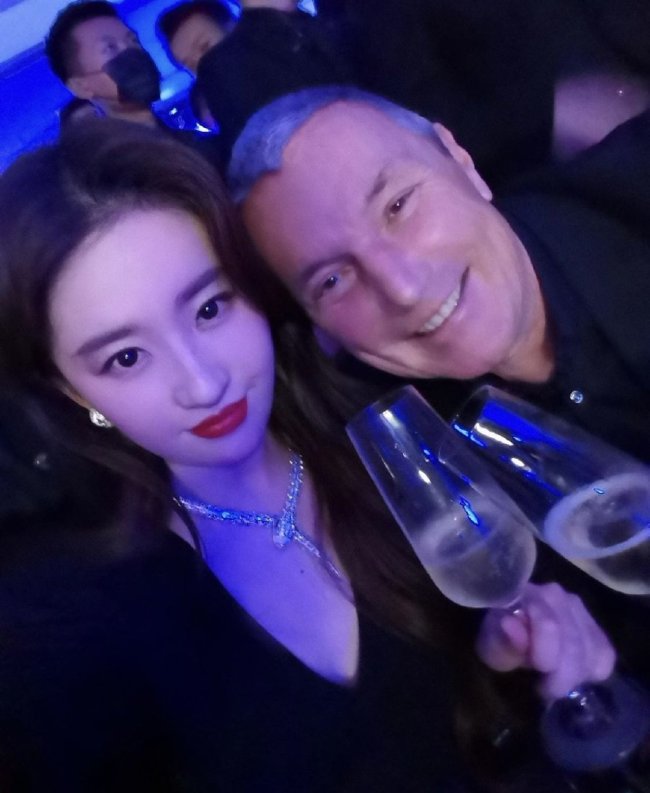 刘亦菲晒与宝格丽CEO合照 妆容精致红唇吸睛