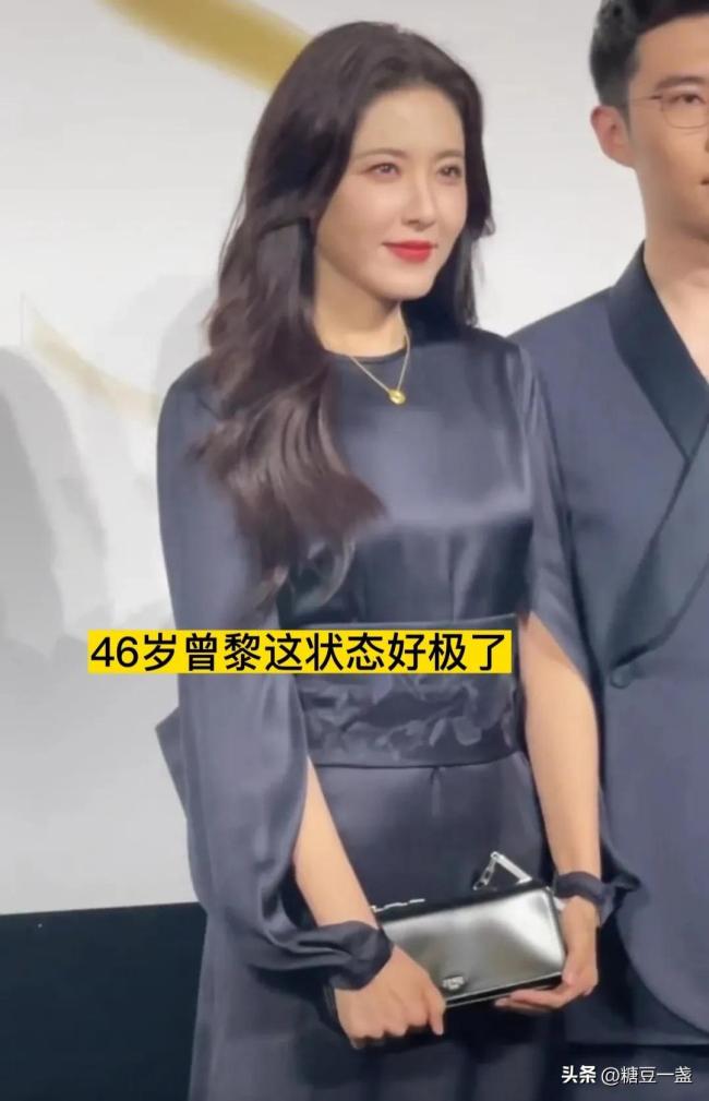  曾黎蓝色缎面长裙造型杀疯 不愧是是200年难遇的美女 