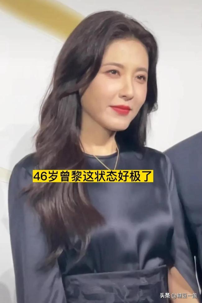  曾黎蓝色缎面长裙造型杀疯 不愧是是200年难遇的美女 