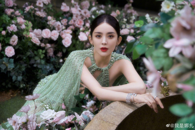 娜扎穿绿色珠裙仙气足 置身花园人比花娇