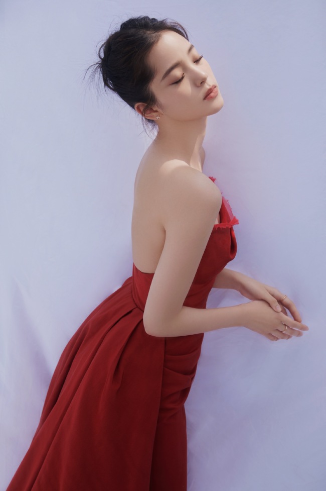 欧阳娜娜红裙造型好吸睛 肌肤白嫩侧颜精致