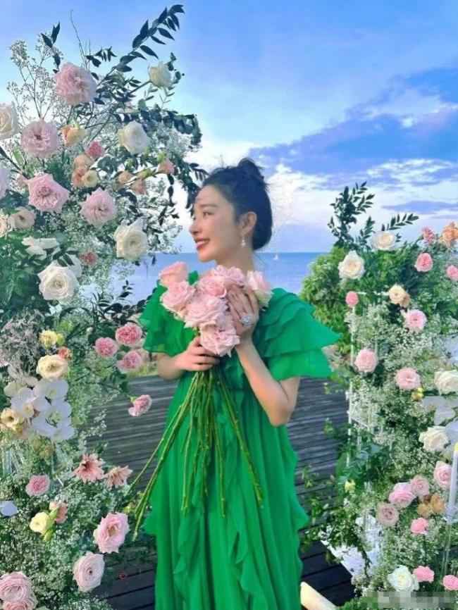 阚清子被男友求婚 左手无名指戴钻戒，婚左男友圈外人