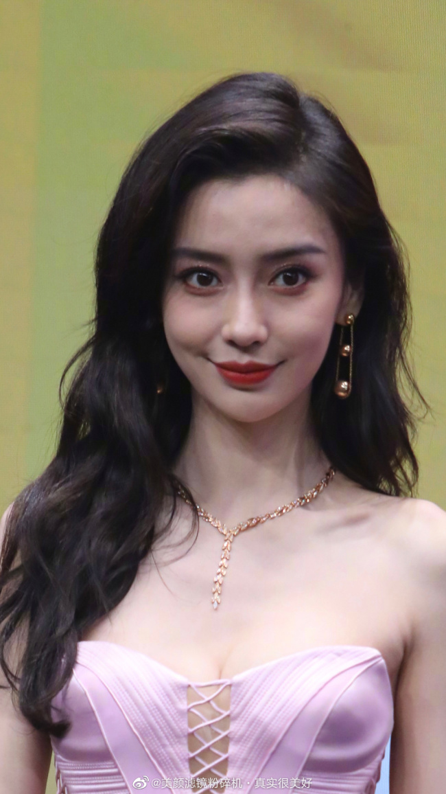 杨颖红毯造型从没失手过 粉色拖地长裙造型曝光