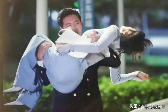 斯哈斯哈！秦岚新剧《闪耀的她》身材好绝 44岁曲线热辣腰臀比太优越了！