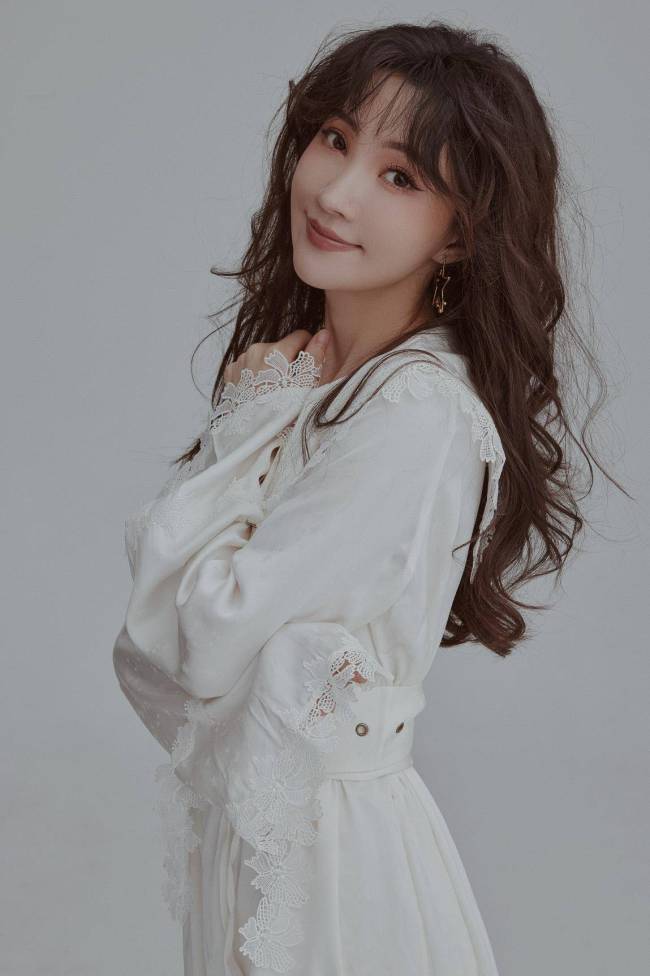卢彩艺纯欲风写真曝光 《南洋女儿情》出演悲情女孩人生