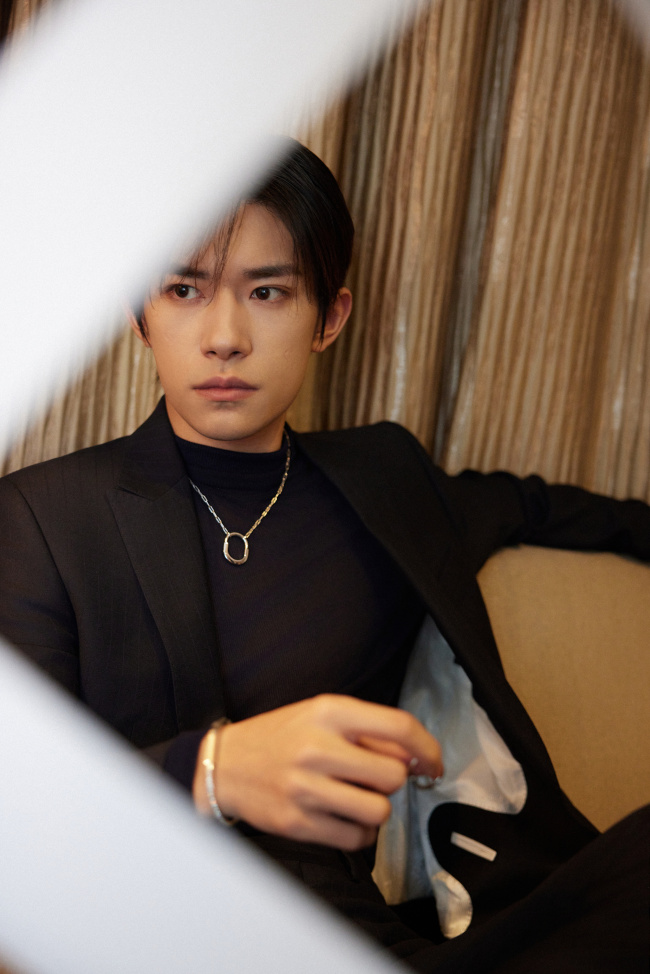 易烊千玺现身西宁first电影节 自己拼图撒野西宁