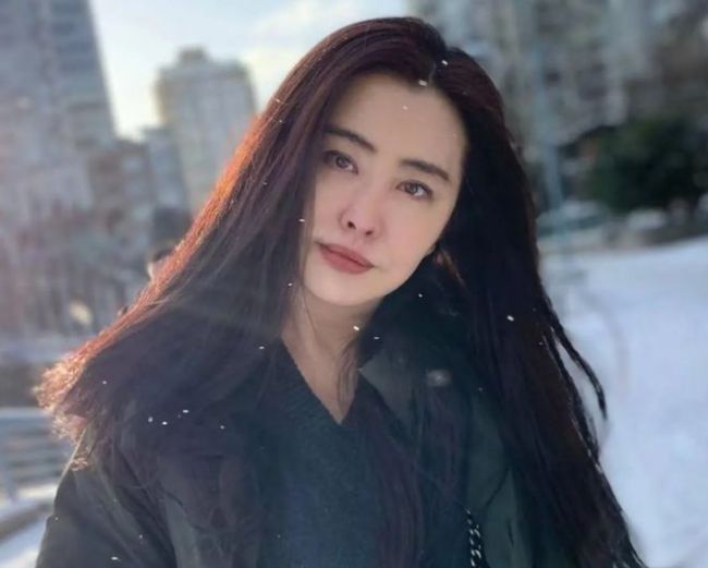 王祖贤加拿大码头被偶遇 网友热评:面相变了