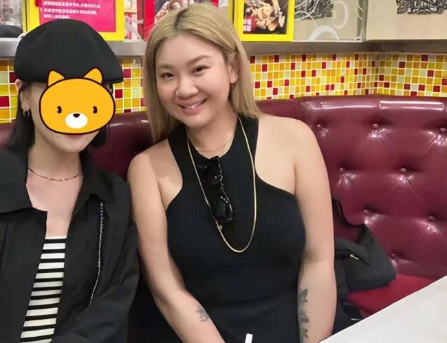 状态很好啊！好网网友香港餐厅偶遇郑欣宜 对镜甜笑