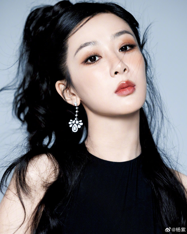 大秀性感风杨紫露背黑裙秀白皙皮肤烟熏妆酷炫3