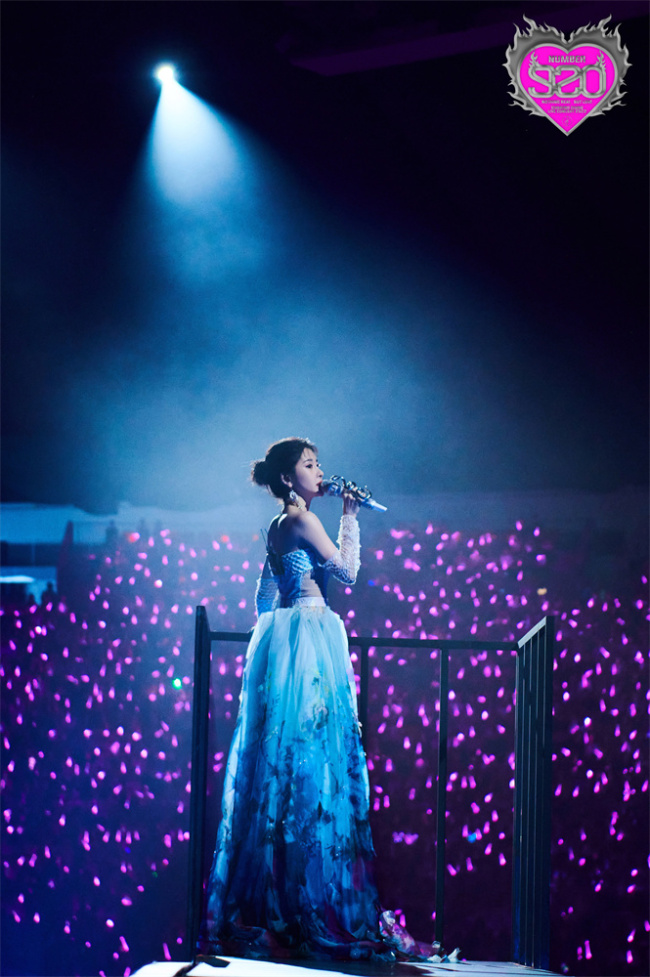 演唱《红玫瑰》曲目时,张碧晨以吉他弹唱开场,间奏时搭配了一小段优雅