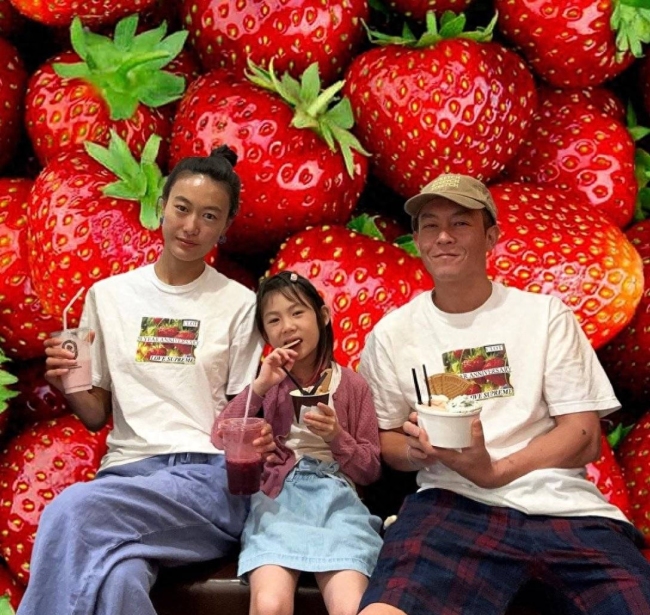 陈冠希与妻子秦舒培带女儿出去玩,一家三口同框合影超幸福!