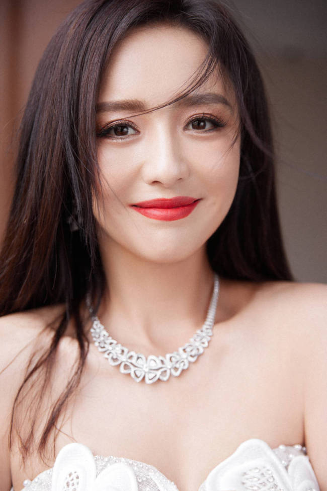 佟丽娅穿抹胸裙秀美背气质慵懒迷人