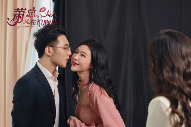 大衍娱乐十部短剧连发 《萧总，夫人又在拍吻戏》上线热播