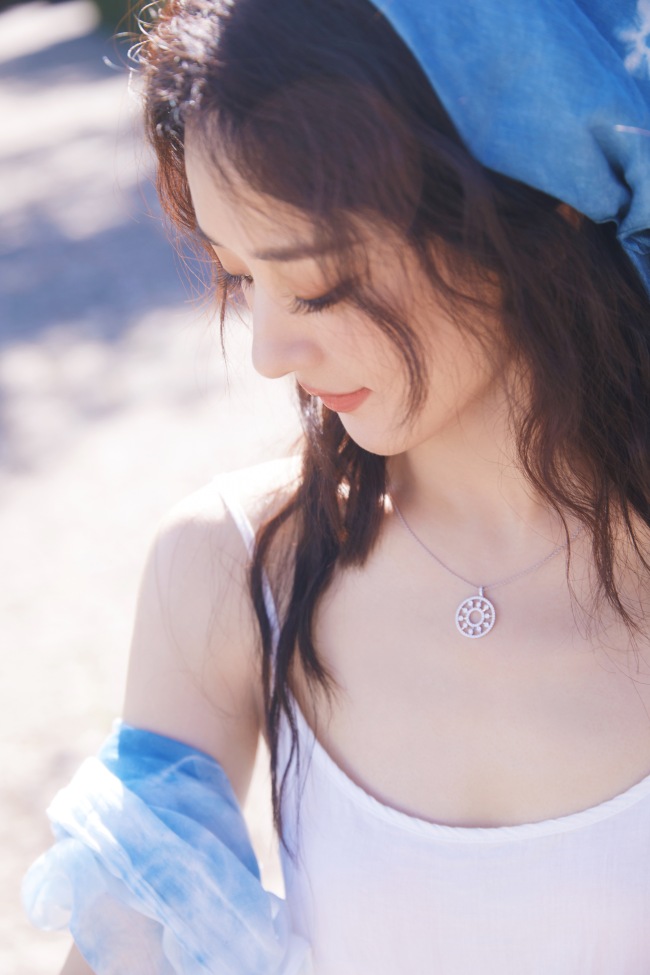 赵丽颖工作室晒庆生照穿蓝色吊带裙甜美如精灵