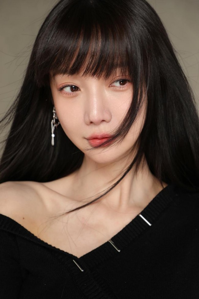 郑雅文写真露出 “黑白天鹅”的极简主义碰撞