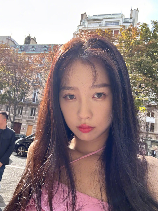 虞书欣随性日常街拍鬼马灵动状态好