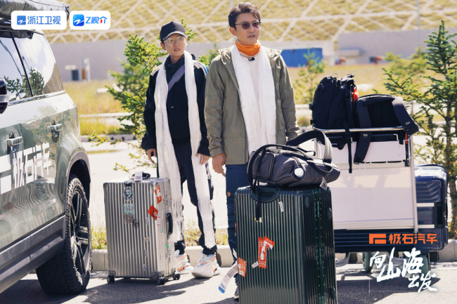 人站在卡车旁边 中度可信度描述已自动生成