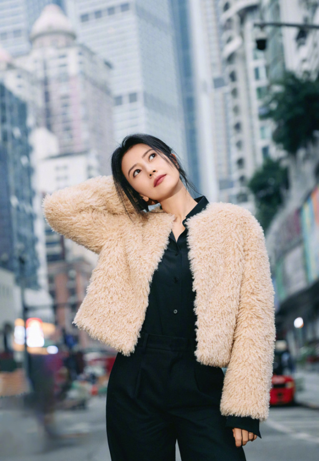 高圆圆身着皮草亮相活动大方优雅尽显冬日氛围