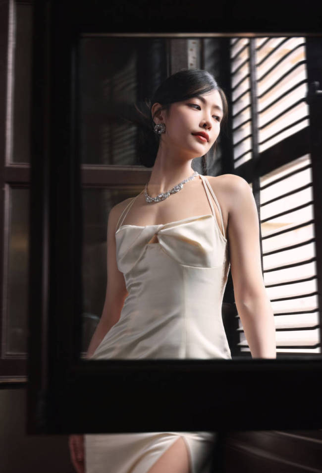 许佳琪穿白色丝绸吊带裙 皮肤白皙秀身材曲线