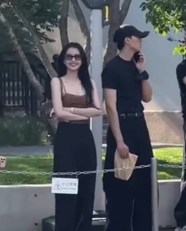 網(wǎng)友偶遇疑似孫怡滕光正同游 女方笑容滿面很開心