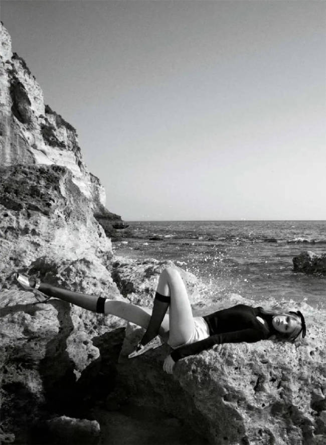 超模Sofi海边拍摄性感大片 经典黑白服饰明媚性感