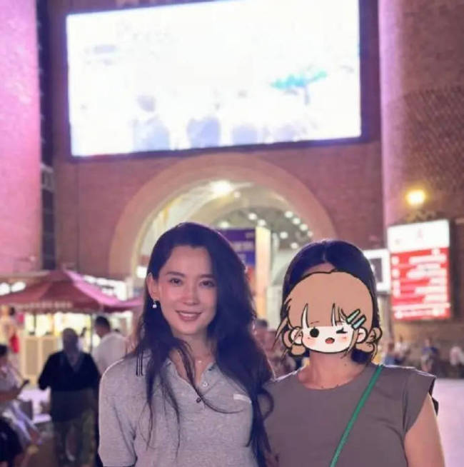 汪峰新女友外出遭偶遇暖心合影 过肩长发笑眼盈盈