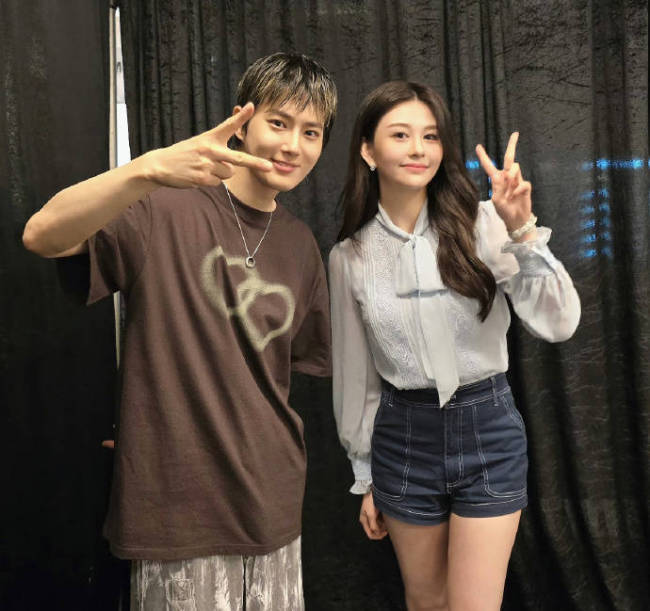 邱淑贞女儿晒与金俊勉合照 自称为EXO的出道粉