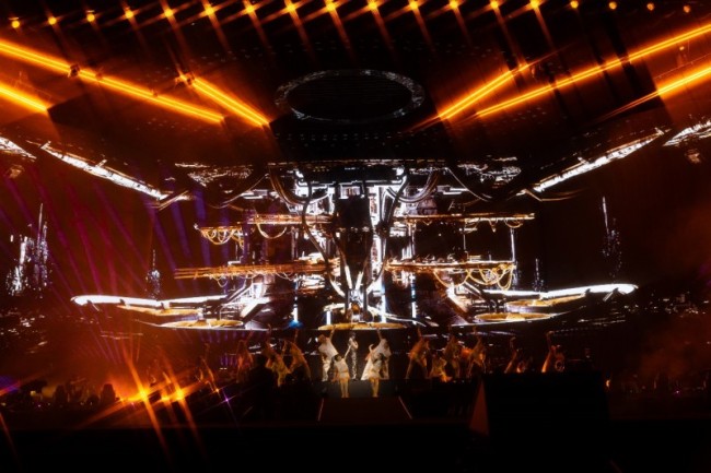 周深十周年演唱会首次家乡开唱 蹦苗迪唱新歌引发贵阳旅游热