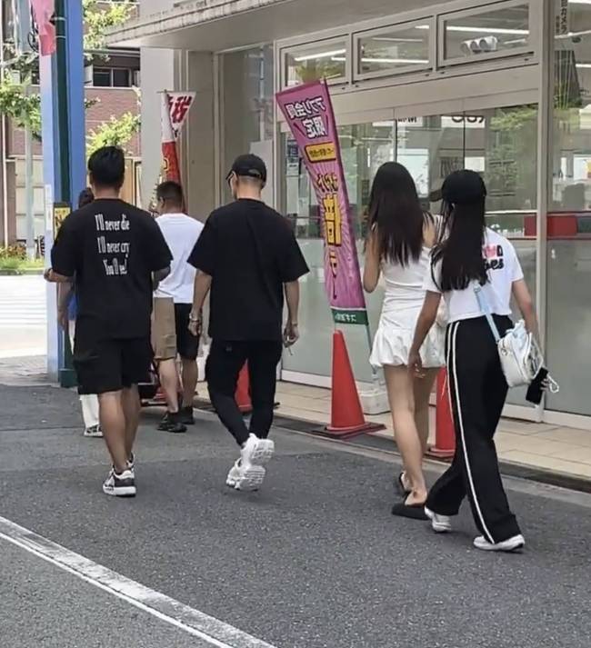 汪峰带女儿逛街买衣服 小苹果穿白色短裙身材高挑