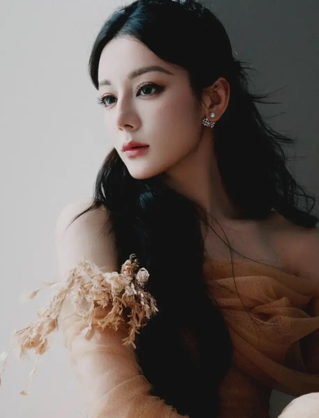 迪丽热巴穿金色鱼尾裙身姿曼妙