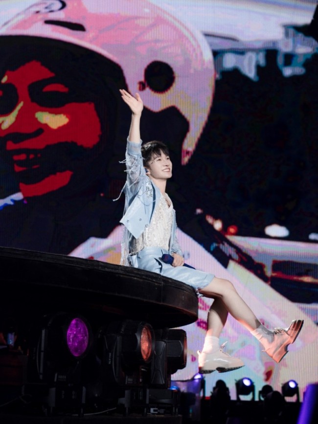 周深演唱会南京场火热氛围再升级 奥运冠军黄雅琼惊喜现身