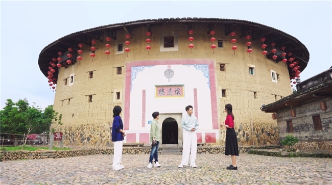 芗剧（歌仔戏）传递海峡两岸乡情 张淇pay姐《身骑白马》唱响土楼