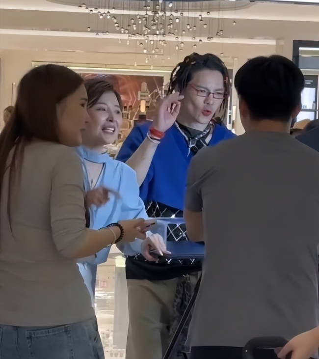 向佐最新直播造型曝光 涂口红穿短裤配黑丝