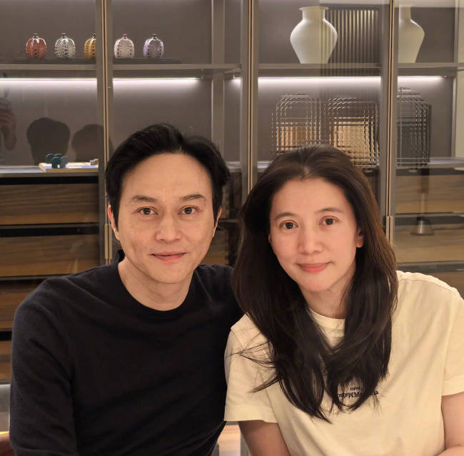 张智霖袁咏仪庆祝结婚24周年 素颜合影有夫妻相