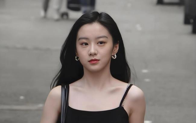 穆婷婷说自己的胸比包上恩好看引争议！网友：准备复出了吗，还是刻意炒作流量