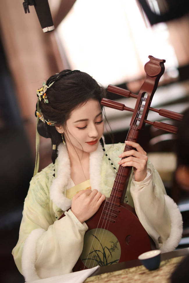 迪麗熱巴片場(chǎng)照古風(fēng)滿滿 手撫中阮盡顯才女氣質(zhì)