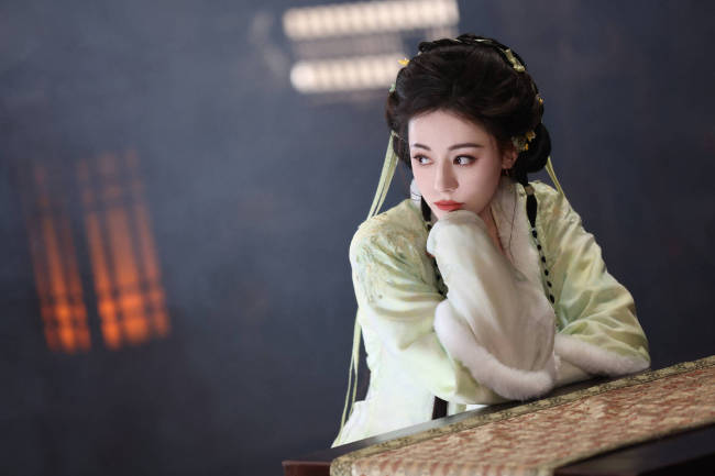 迪麗熱巴片場(chǎng)照古風(fēng)滿滿 手撫中阮盡顯才女氣質(zhì)