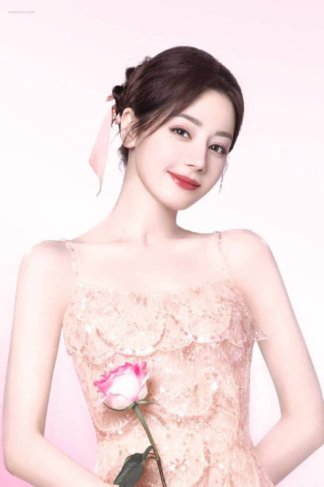 迪丽热巴身穿白色抹胸挂脖长裙 温柔甜美气质超绝