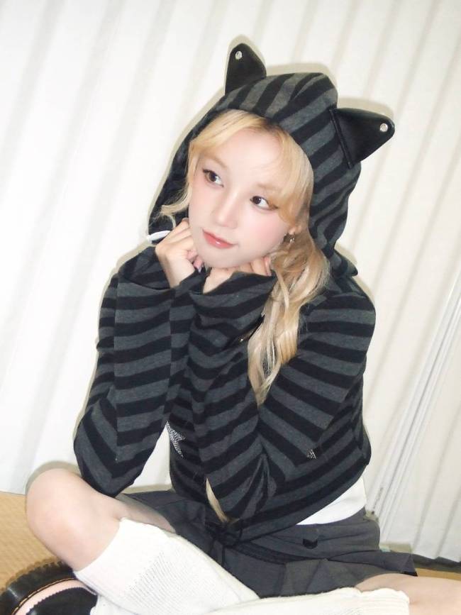 宋雨琦戴猫耳头套俏皮可爱 席地而坐氧气感满满