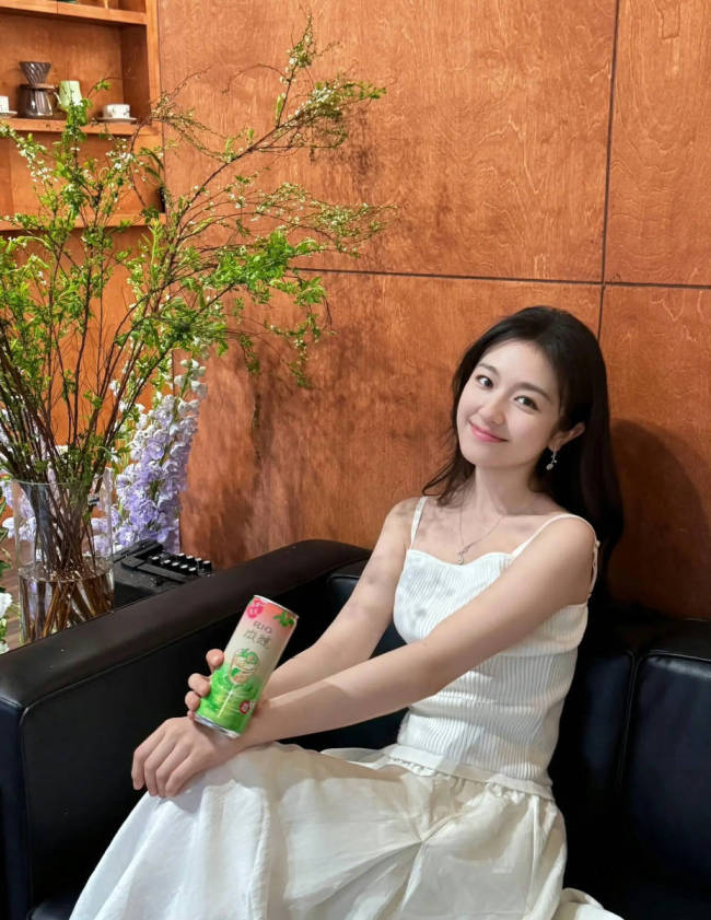 李兰迪穿小白裙变清纯白月光 手持向日葵温柔浅笑