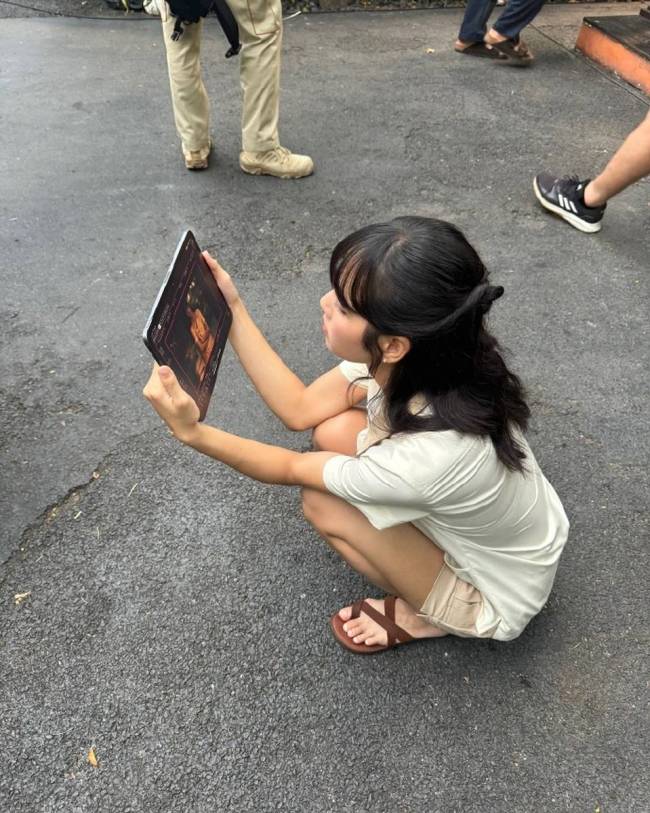 Lisa晒片场照纪录闲居 对镜甜笑恣意感满满