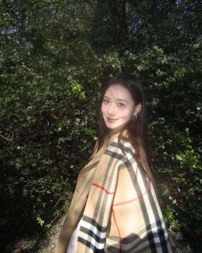 小S二男儿平日照曝光 坐公园长椅上吃冰激凌好欢乐