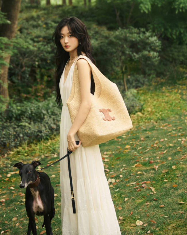 孙千穿白色吊带长裙清新温柔 阳光下笑容明媚灿烂