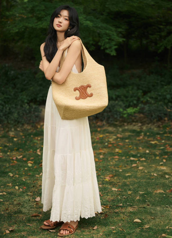 孙千穿白色吊带长裙清新温柔 阳光下笑容明媚灿烂