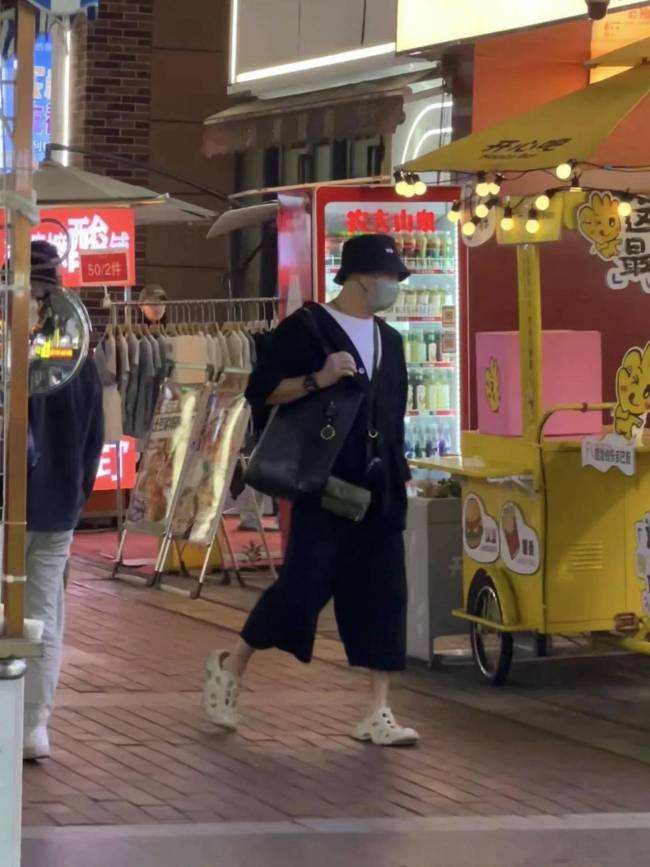64岁吴镇宇在柳州和女助理逛夜市，穿着洞洞鞋，完全不像大明星 低调亲民获赞
