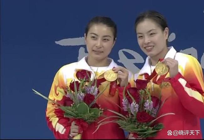 44岁郭晶晶当校长了！穿风衣牛仔裤出席受聘仪式，自带气场成焦点 真正的豪门是精神高度