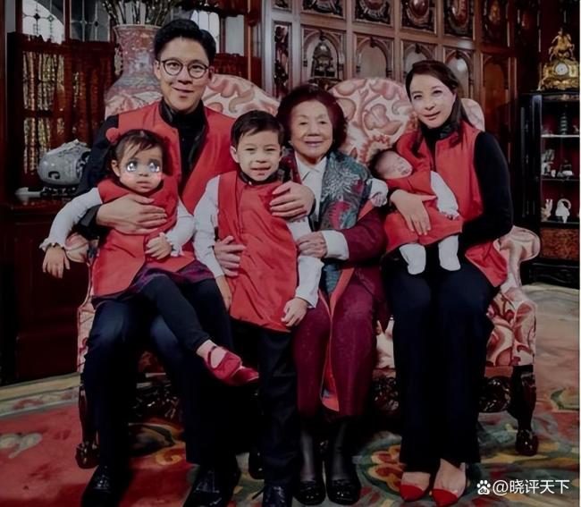 44岁郭晶晶当校长了！穿风衣牛仔裤出席受聘仪式，自带气场成焦点 真正的豪门是精神高度